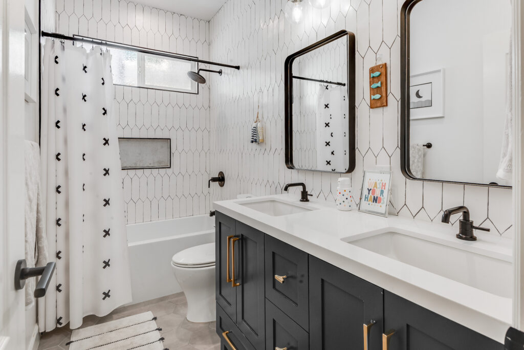 2225 Curtis Ave guest bath